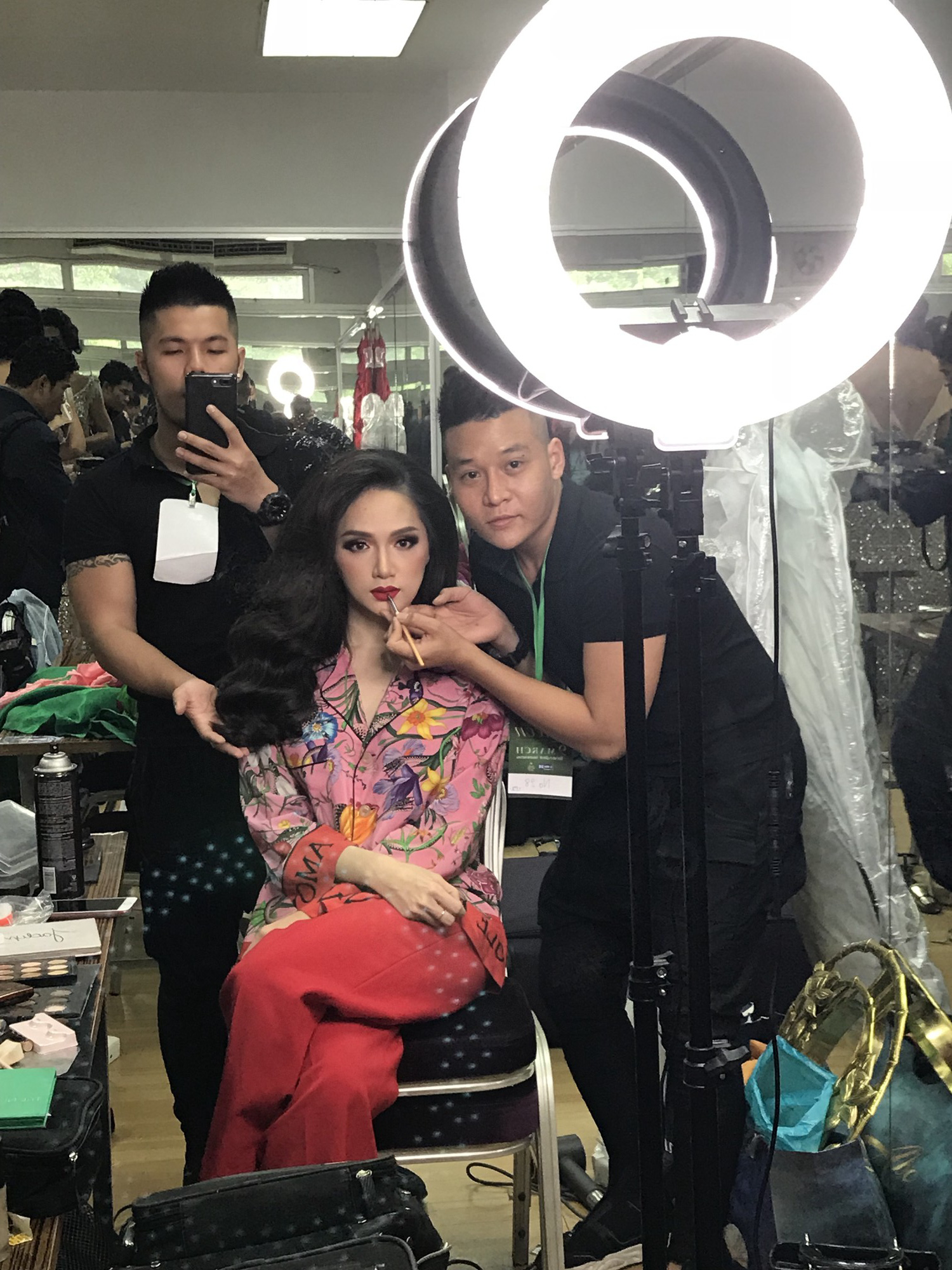 Hương Giang đẹp hết phần người khác trong hậu trường, sẵn sàng tỏa sáng trong đêm chung kết Hương Giang đẹp hết phần người khác trong hậu trường, sẵn sàng tỏa sáng trong đêm chung kết
